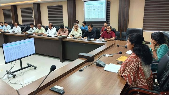 निर्धारित कैलेण्डर के अनुसार जल गंगा संवर्धन अभियान कराएं संचालितः कलेक्टर